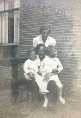 16 Roel en Jan met Ma en Bep.jpg