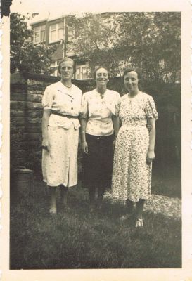06 zussen De Korte 1941 Jeanne, Siet en Bep.jpg