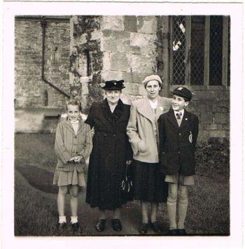 19 Oma met Siet en kinderen.jpg