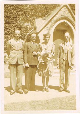 05 trouwdag Ted en Siet met getuige en haar vader 31 dec 1940.jpg