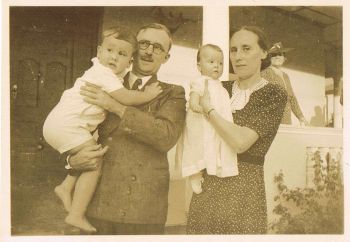 14 Eddie en Betty met ouders Robertson 5 mei 1944.jpg