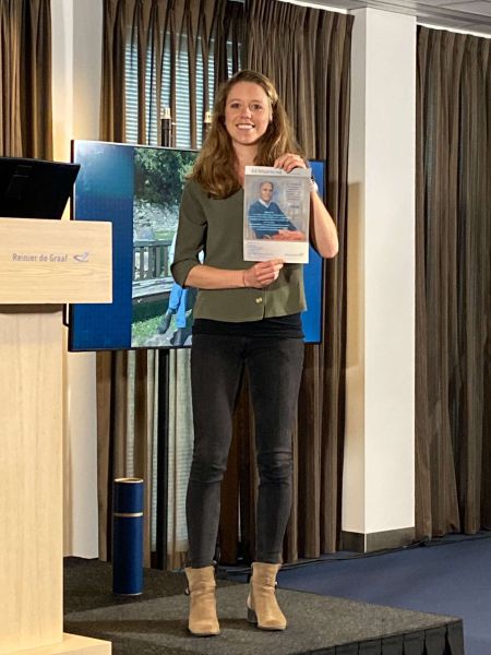09 Heleen van der Hulst met de oorkonde image00009.jpg