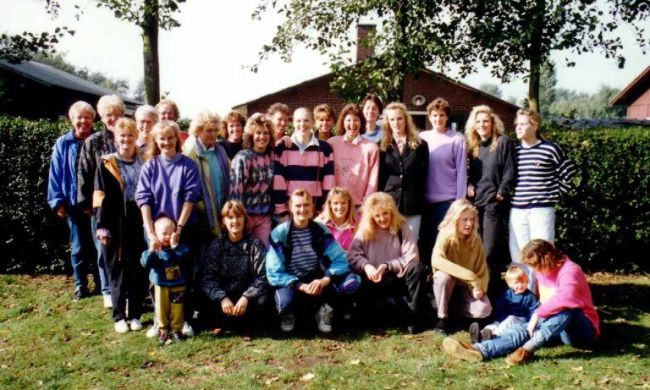 20 girls 2000.JPG