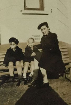 16 Port Elizabeth juni 1946 Eddie en Betty met moeder Siet.jpg