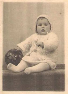 002_Ab_Elly_1_1939_eerste_bowling_ball-2.jpg